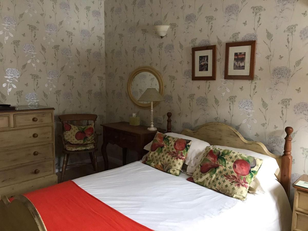 West Lodge Hotel Эйлсбери Экстерьер фото